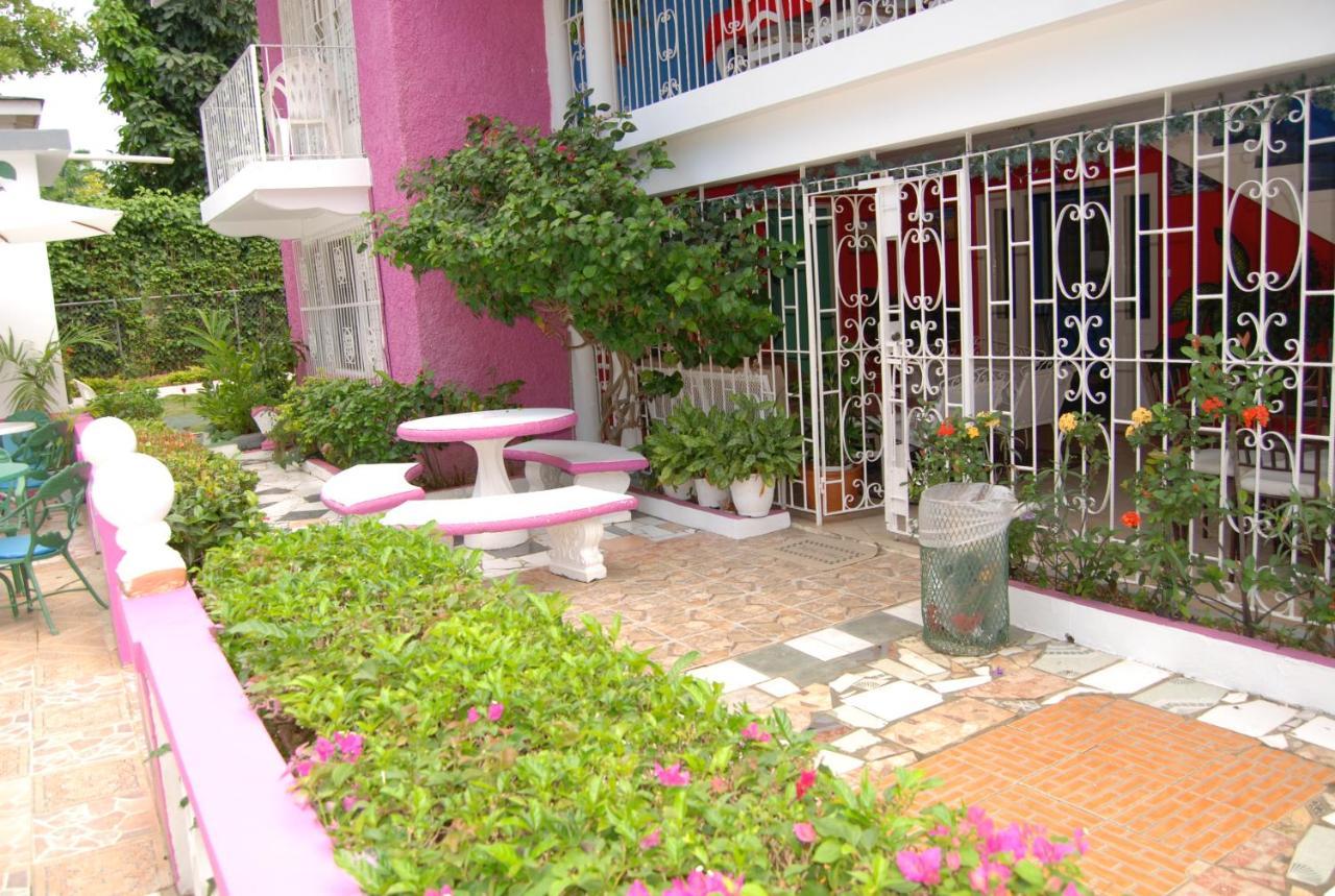 Pink Hibiscus Bed And Breakfast Montego Bay Exterior photo