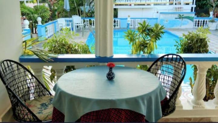 Pink Hibiscus Bed And Breakfast Montego Bay Exterior photo