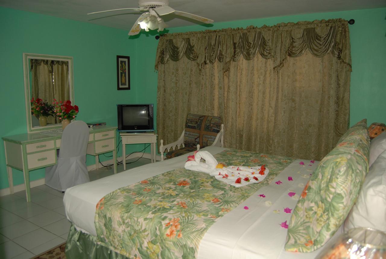 Pink Hibiscus Bed And Breakfast Montego Bay Exterior photo