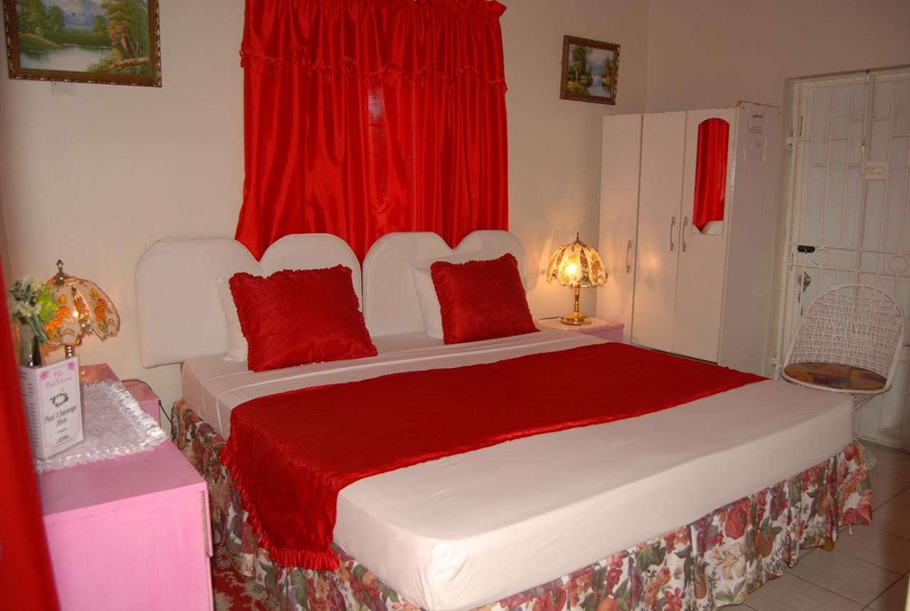 Pink Hibiscus Bed And Breakfast Montego Bay Exterior photo